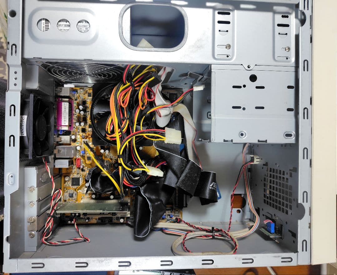 ジャンク/デスクトップPC キーボード・マウス付き　ハードディスク無し