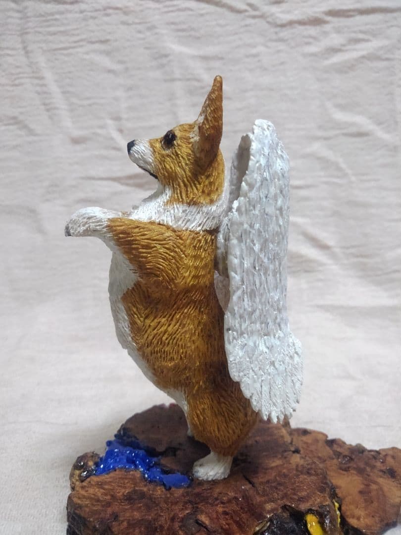 木彫りのコーギー天使への階段