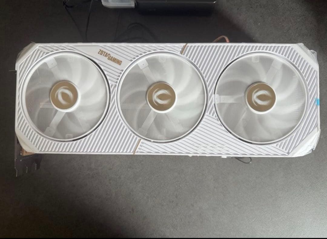 RTX 5090 ZOTAC 白 インテリア APP操作／音に反応