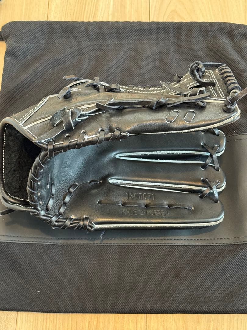 【美品】アンダーアーマー　野球硬式グラブ　外野手用　黒　(1300671）