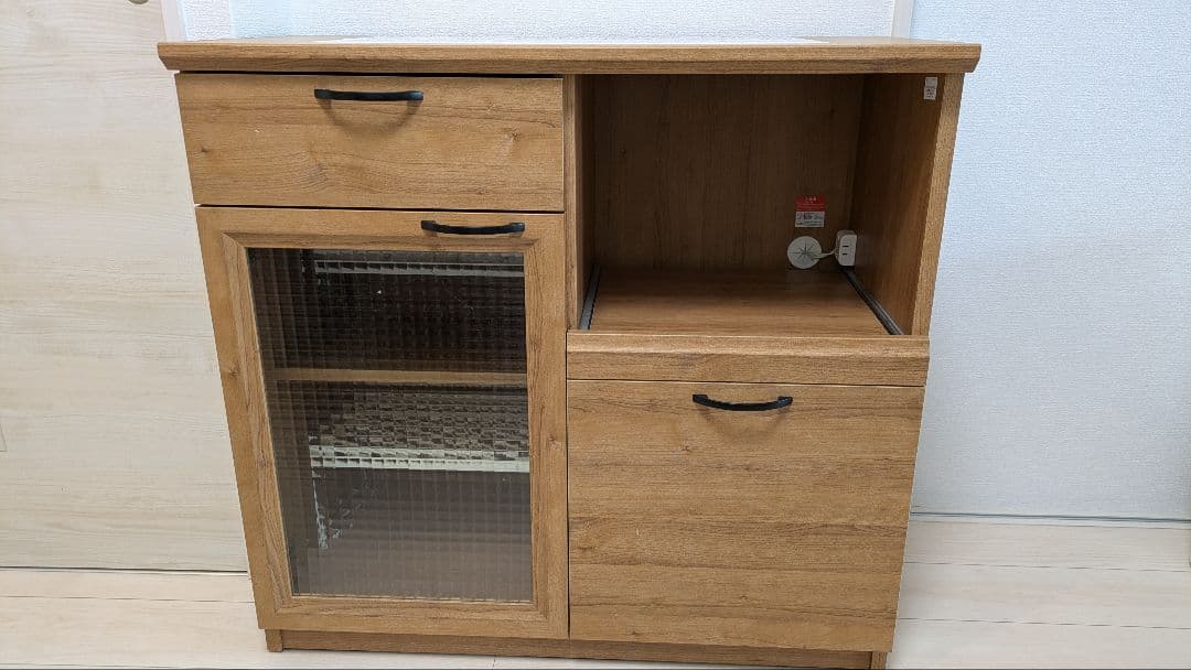 ライトブラウン 食器棚 タイル調天板