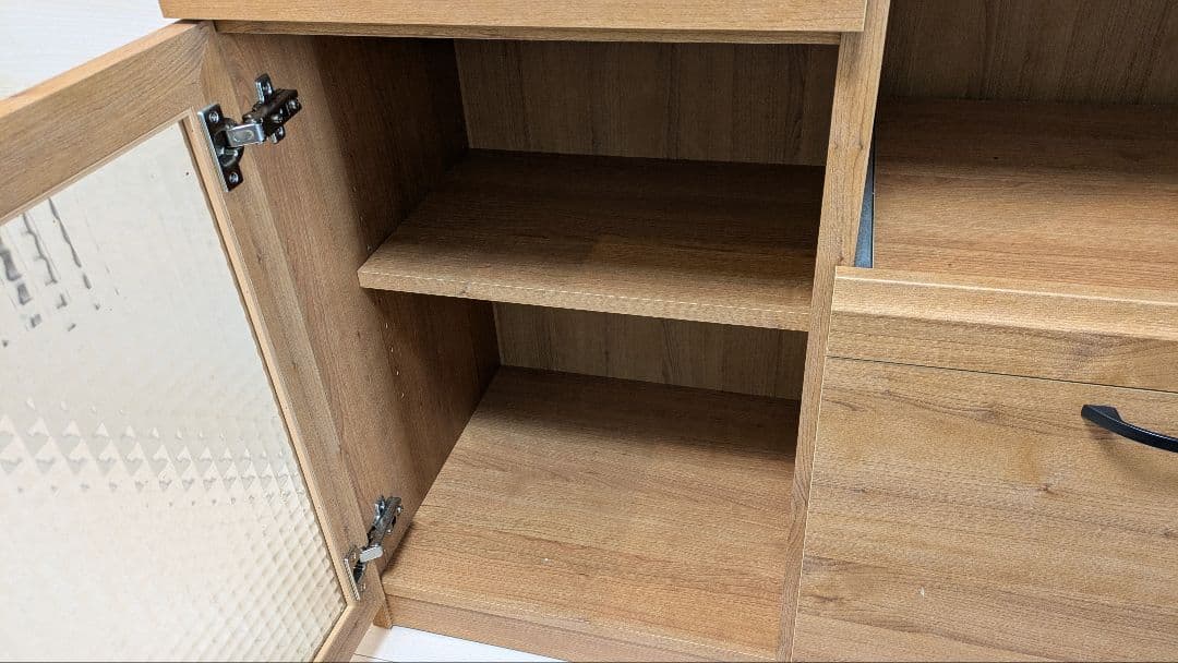 ライトブラウン 食器棚 タイル調天板