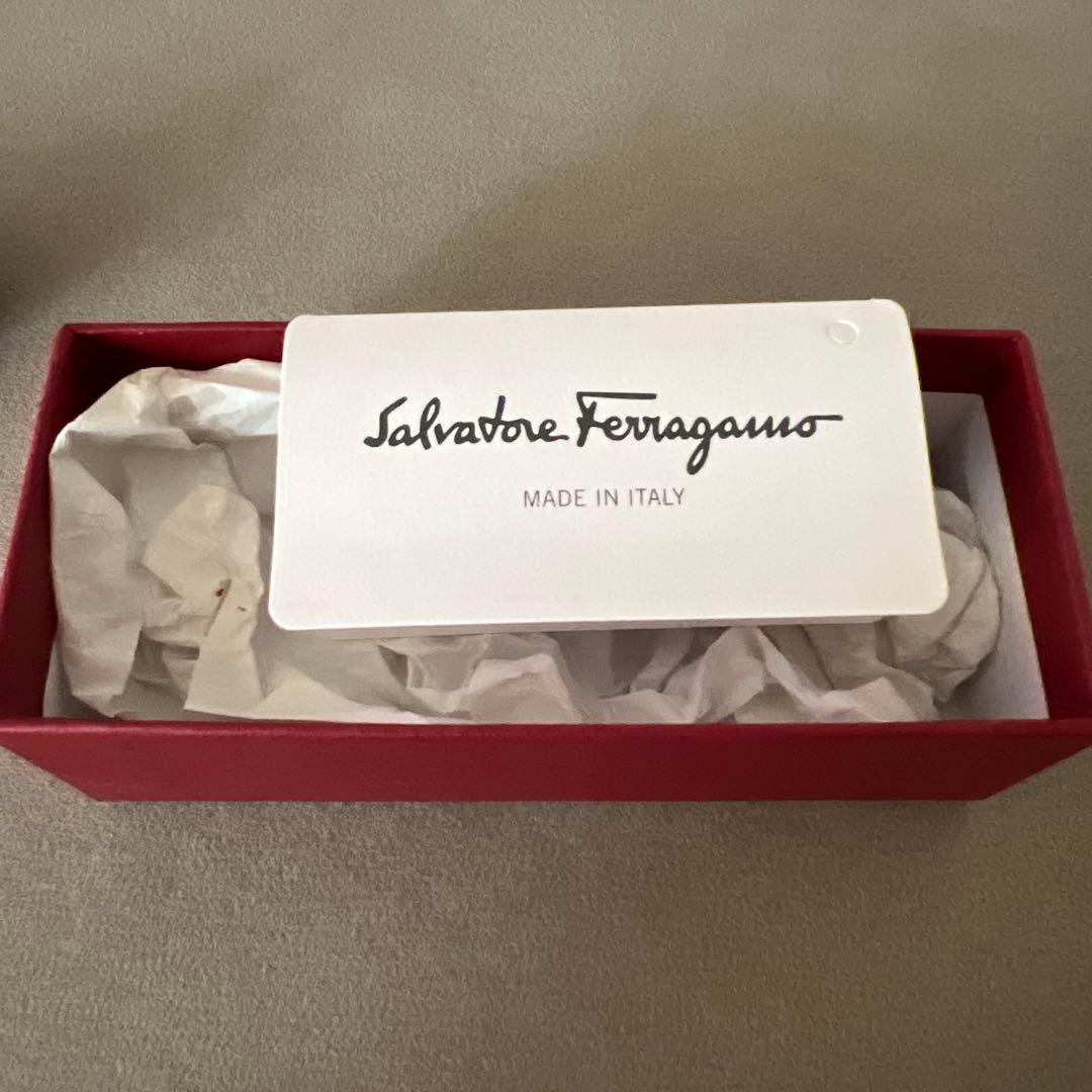 フェラガモ　バレッタ　ブラック