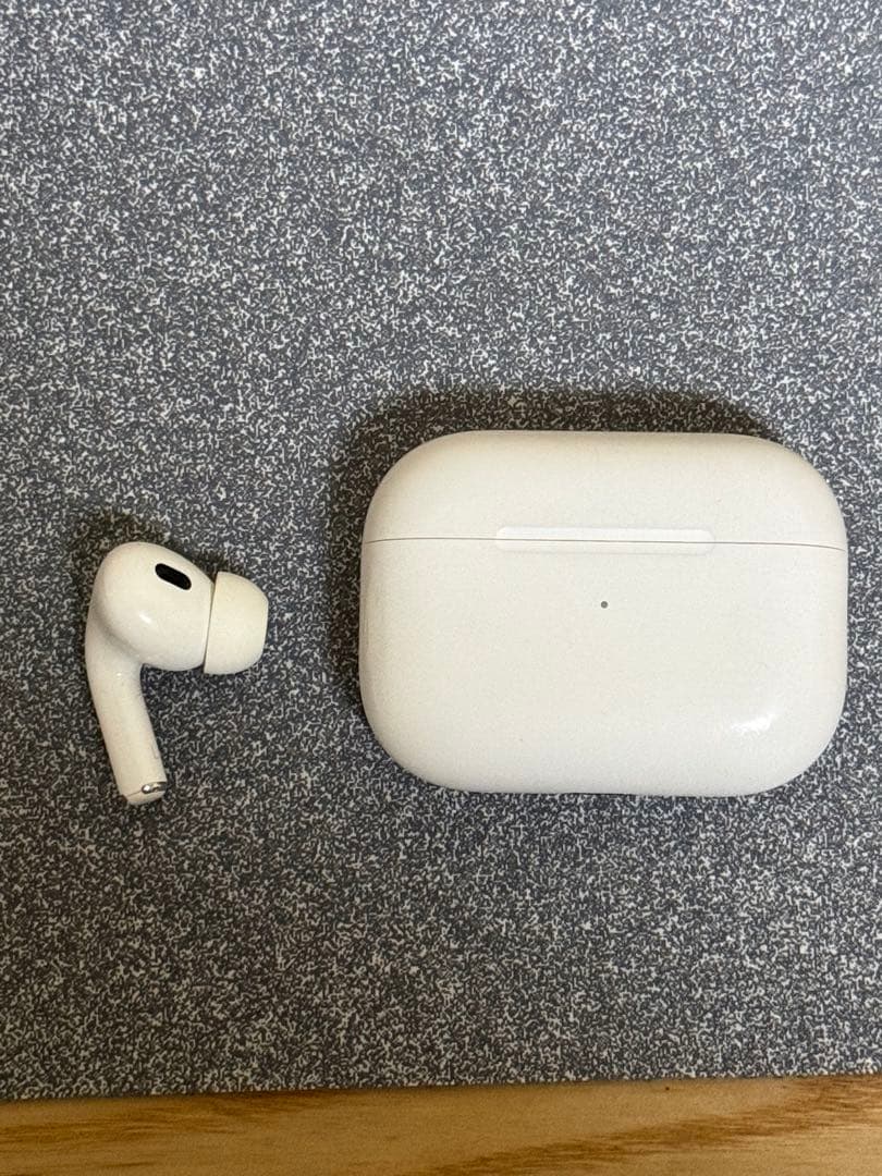 AirPods Pro2 充電ケースと左耳のみ