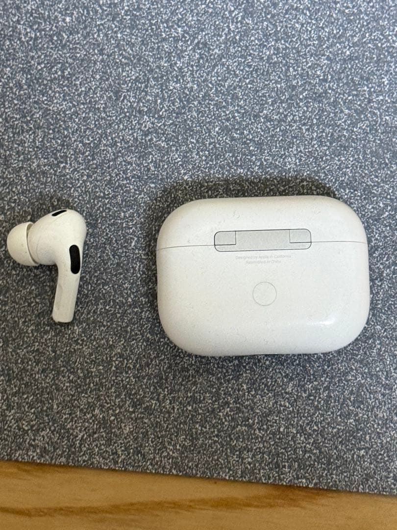 AirPods Pro2 充電ケースと左耳のみ