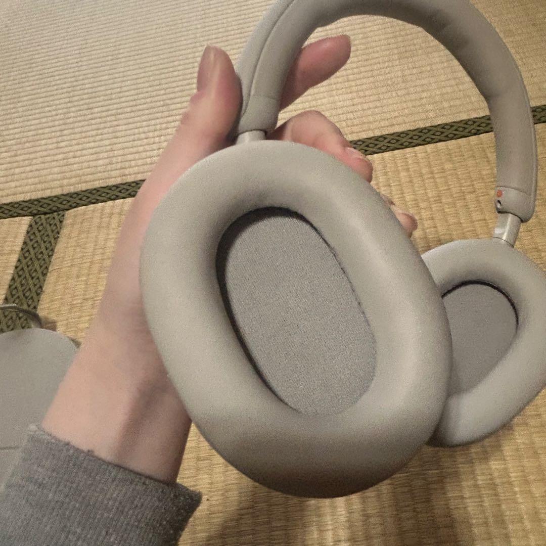 SONY WH-1000XM5/SMワイヤレスヘッドホン ホワイト　シルバー