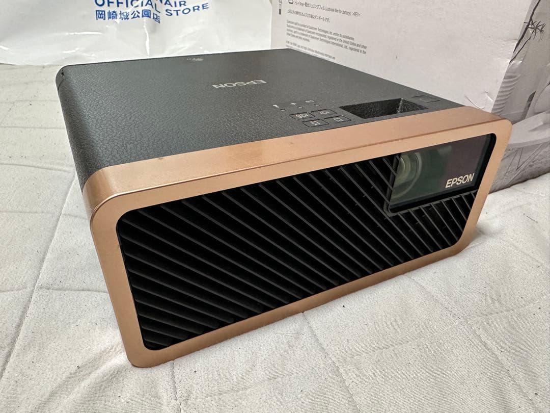 EPSON EF-100B プロジェクター (即決購入限定おまけ付き)