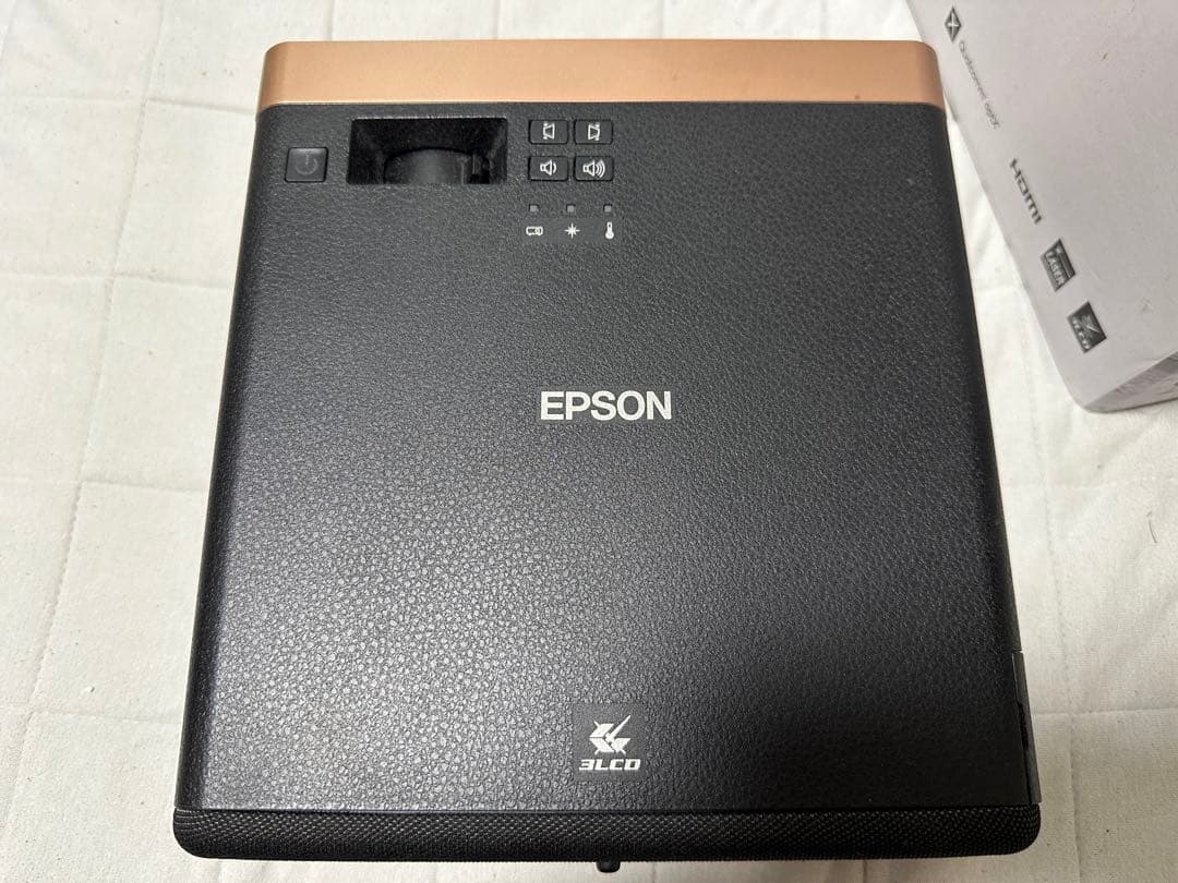 EPSON EF-100B プロジェクター (即決購入限定おまけ付き)