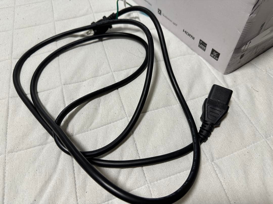 EPSON EF-100B プロジェクター (即決購入限定おまけ付き)