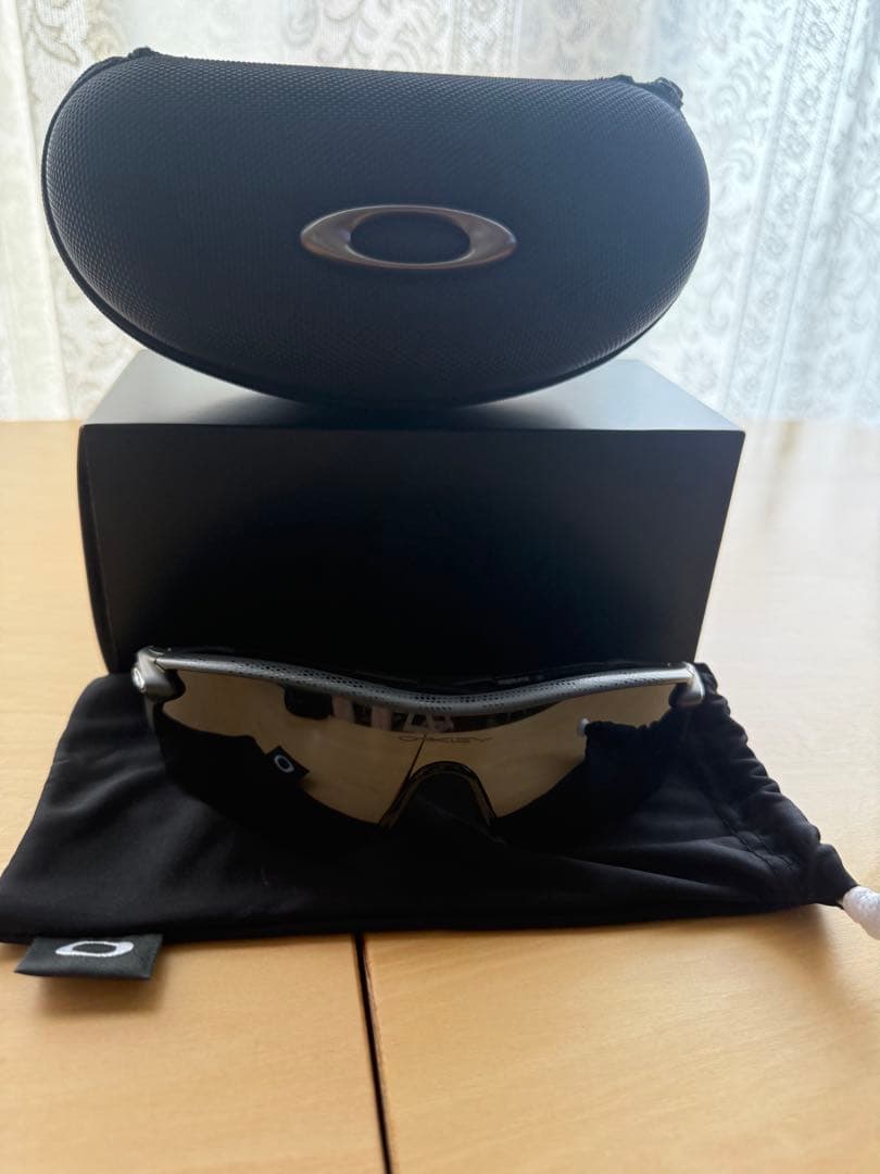 【新品】Oakley サングラス ブラックフレーム グレー
