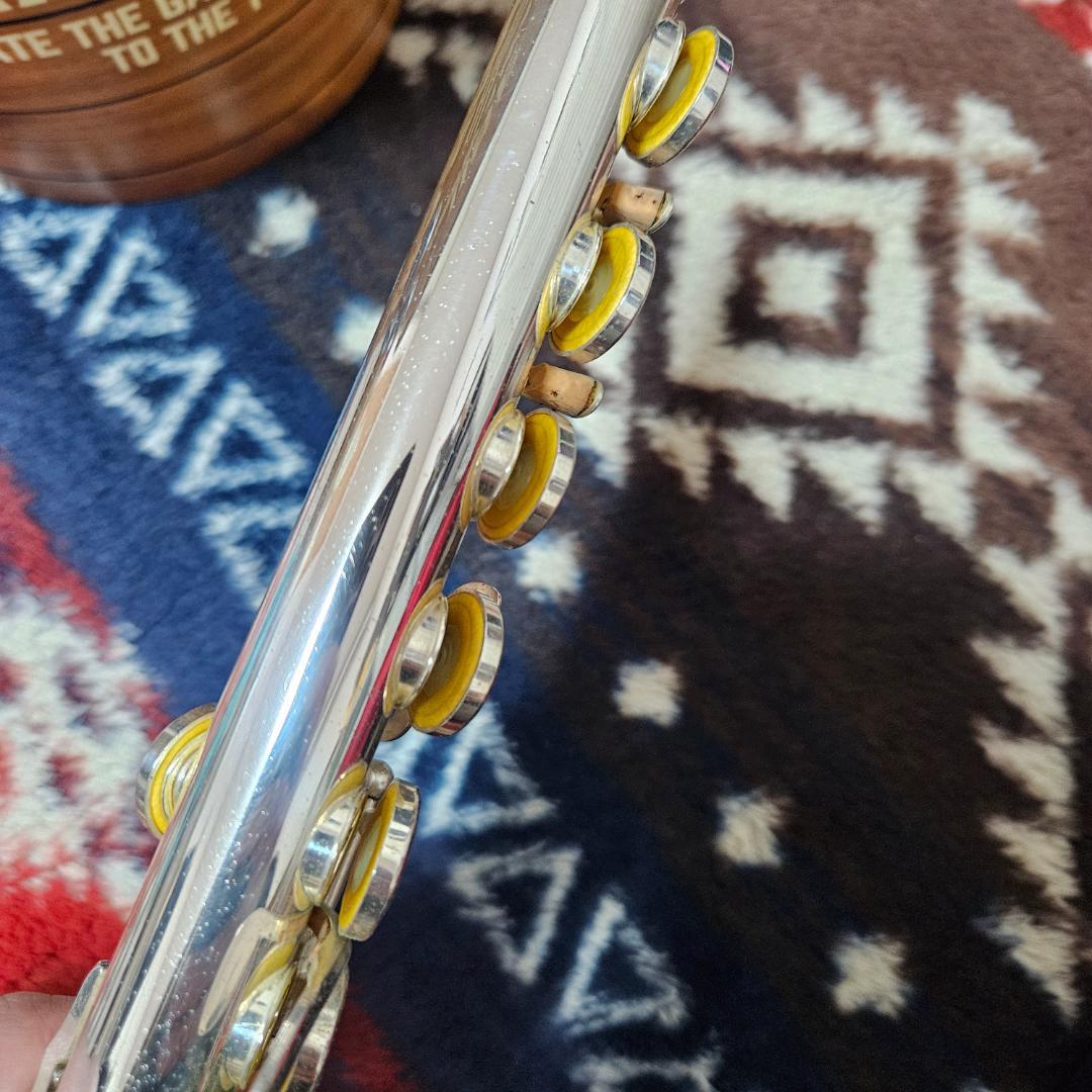 フルート本体 赤い装飾付き