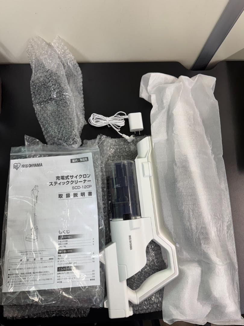 ①アイリスオーヤマ 充電式サイクロンスティッククリーナー SCD-120P-W
