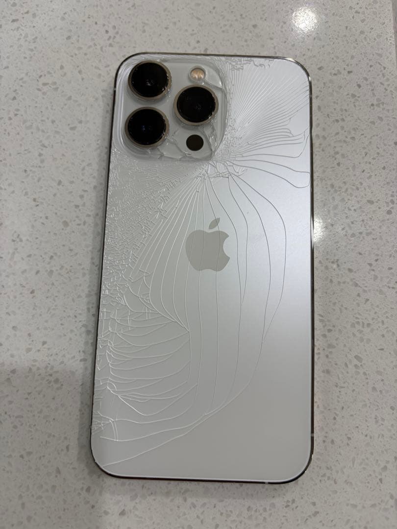 iPhone 13 Pro 背面ひび割れあり