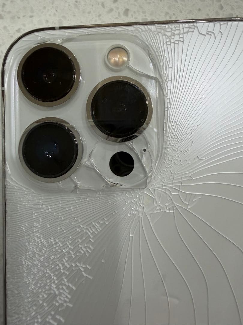 iPhone 13 Pro 背面ひび割れあり