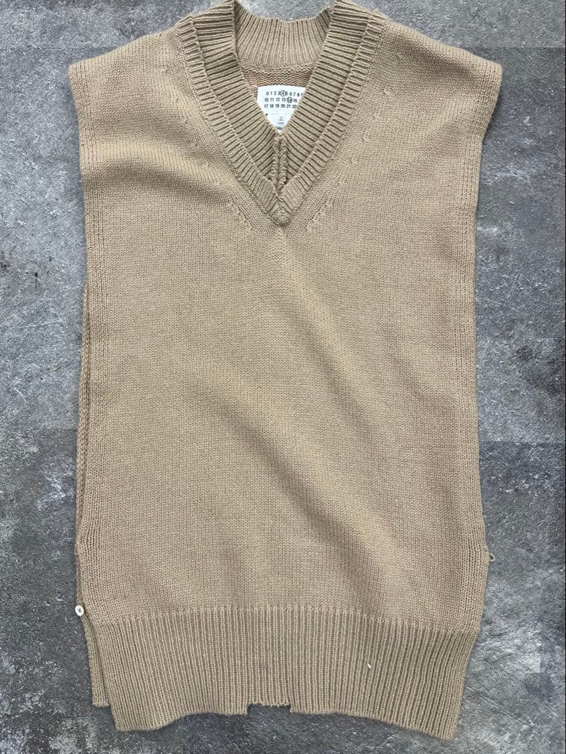 最終値下げ⭐︎マルジェラ⭐︎大人気 ベージュ ニットベスト xs 横ボタン付き