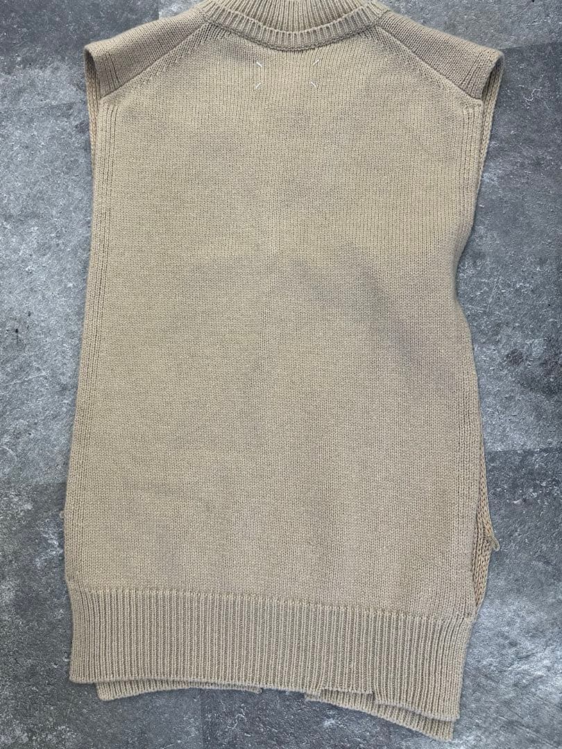 最終値下げ⭐︎マルジェラ⭐︎大人気 ベージュ ニットベスト xs 横ボタン付き