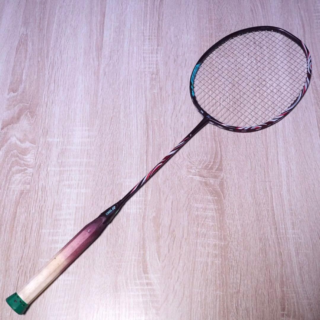 ヨネックス　クレナイ　YONEX アストロクス100ZZ 4UG5 AX 紅