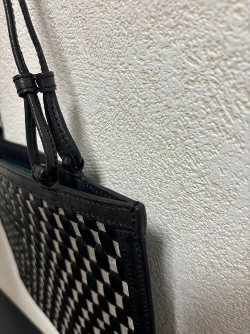 bbyaywaterr:Valextra: 薄型メッシュパーティバッグ、