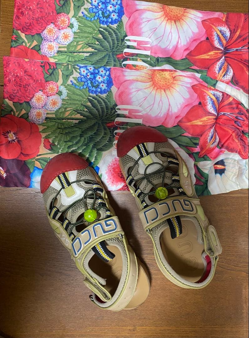 GUCCI 調整可能なストラップ サンダル