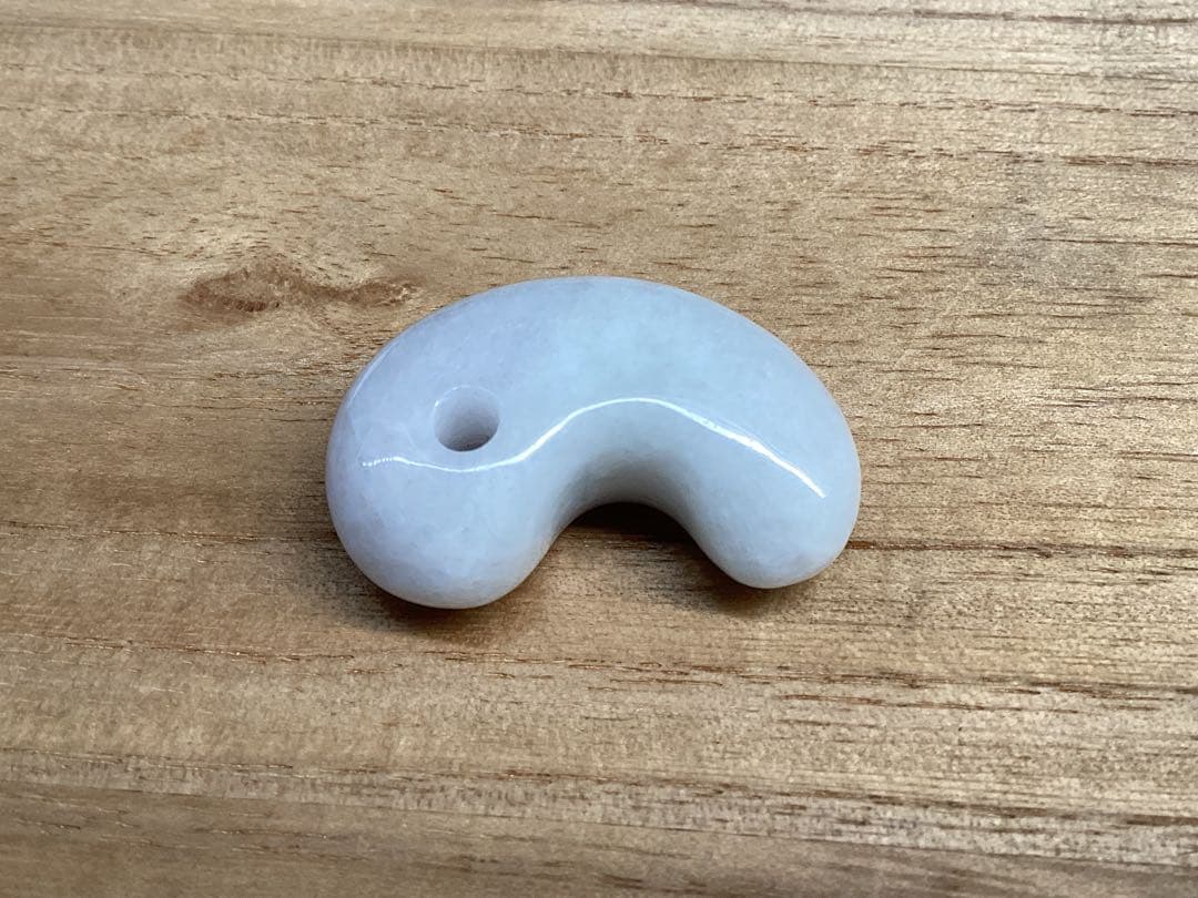 ✳60万円以上の高品質を‼️糸魚川翡翠勾玉*氷　安価卸しにて‼️ 守護石に　鑑別書付