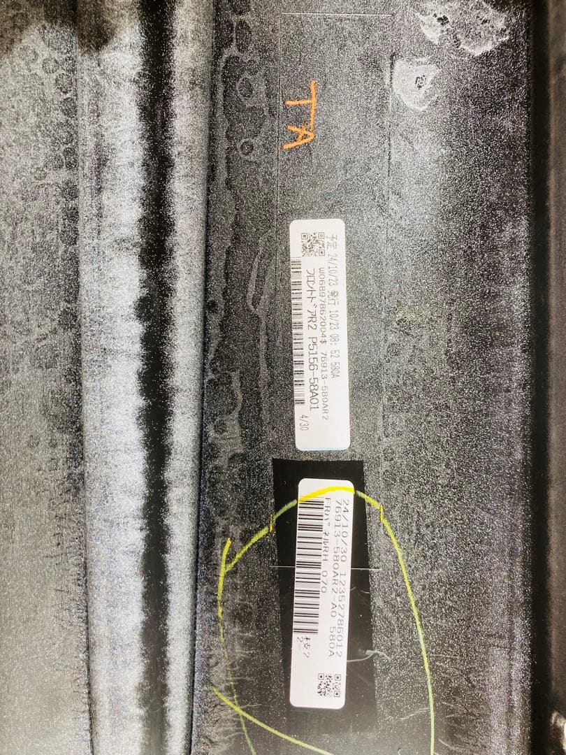 30系後期アルファードのモデリスタサイドスカート(右側後のパーツはなし)