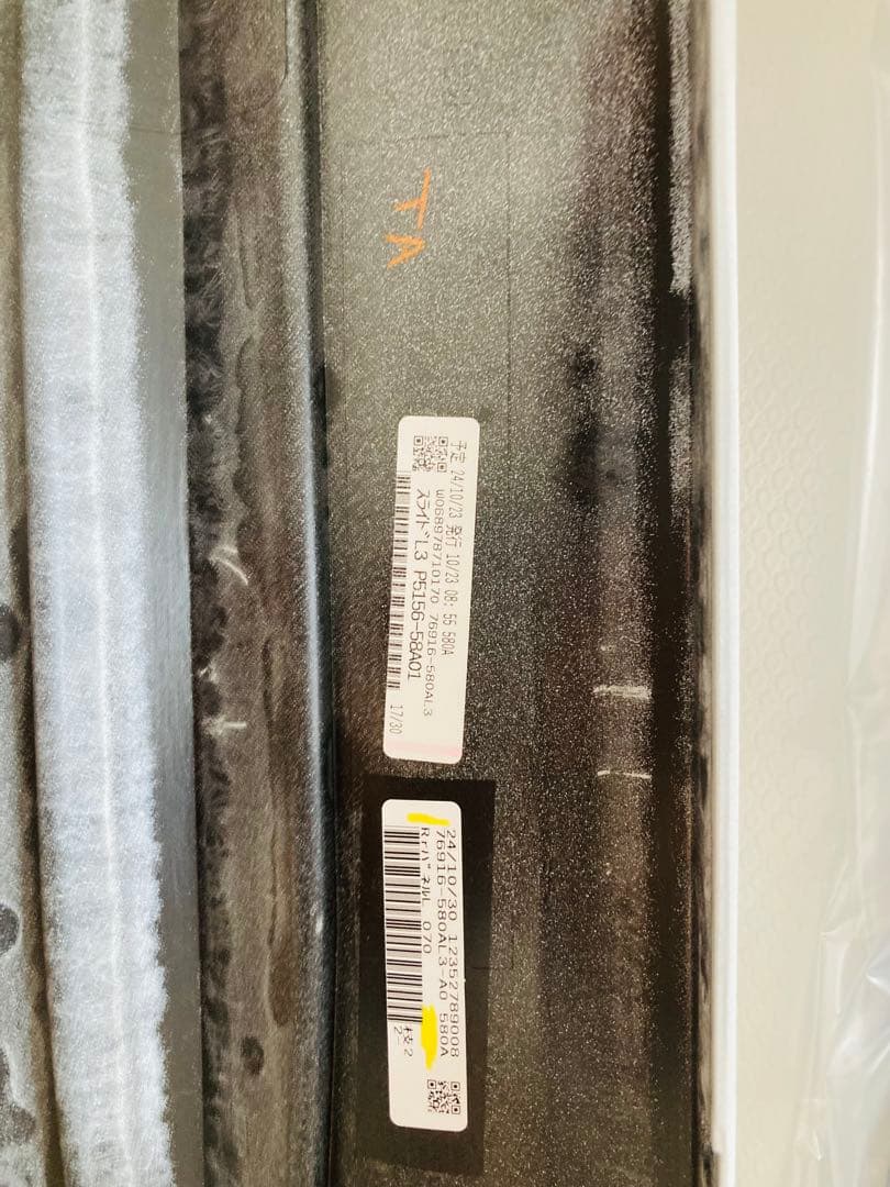 30系後期アルファードのモデリスタサイドスカート(右側後のパーツはなし)