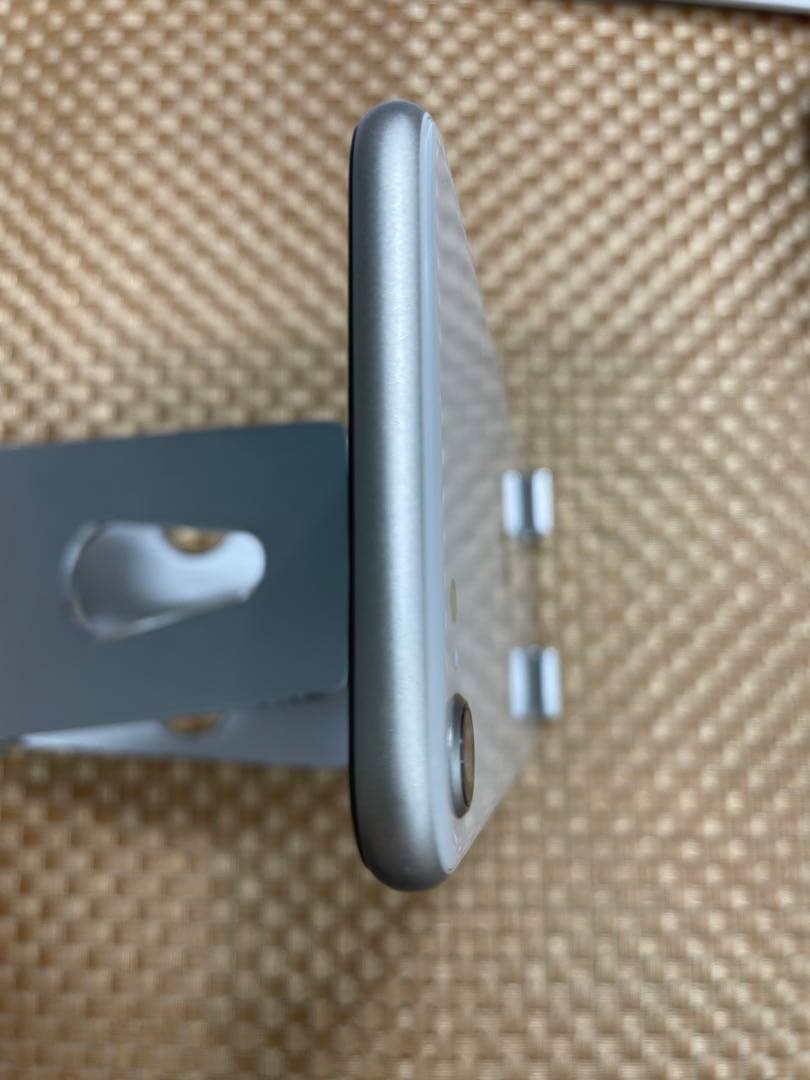 iPhone SE第3世代 64 GB スターライトSIMフリー【2196】