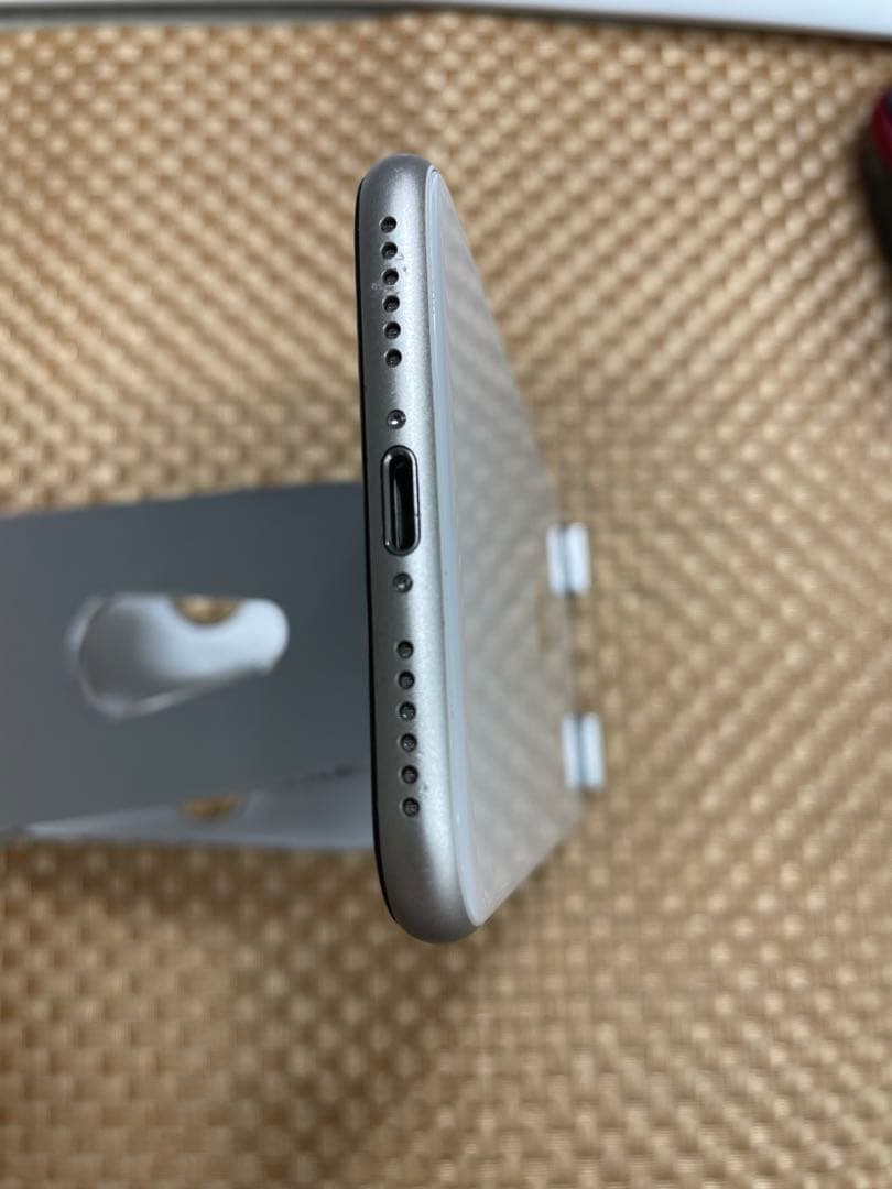 iPhone SE第3世代 64 GB スターライトSIMフリー【2196】