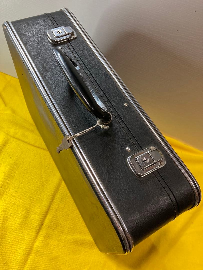 B0101）三味線 和楽器 高級三味線 桜柄金具 専用ケース付き 付属品付き