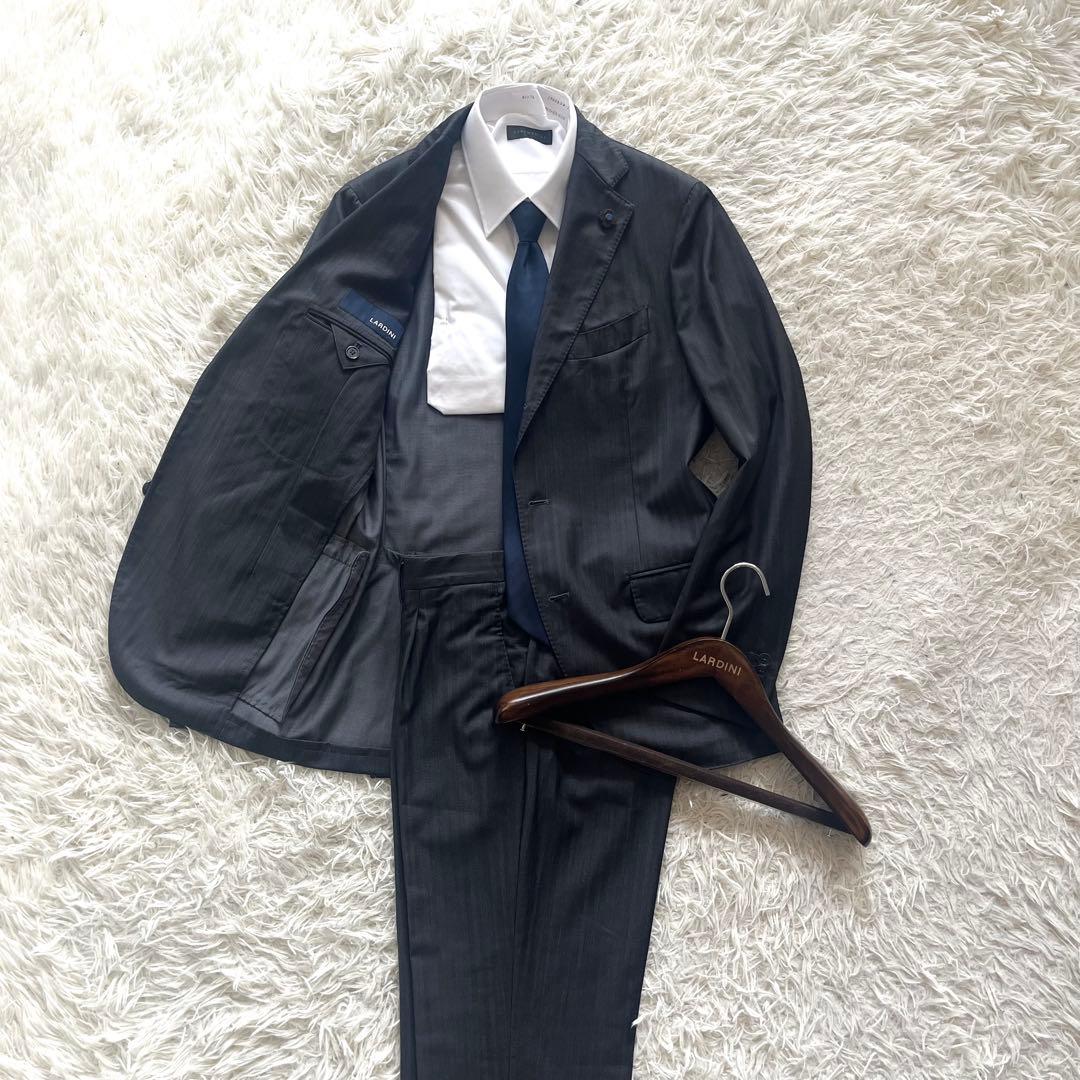 <極美品>LARDINI 新ロゴ ダークグレー ウールスーツ ブートニエール46