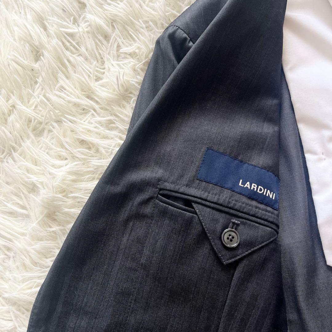 <極美品>LARDINI 新ロゴ ダークグレー ウールスーツ ブートニエール46