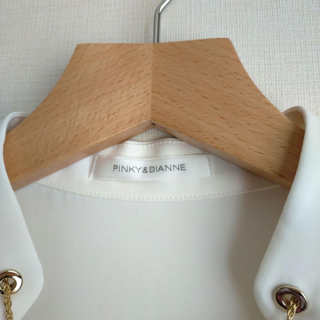 美品 ピンキーアンドダイアン2024 チェーンスタンドブラウス ホワイト 38