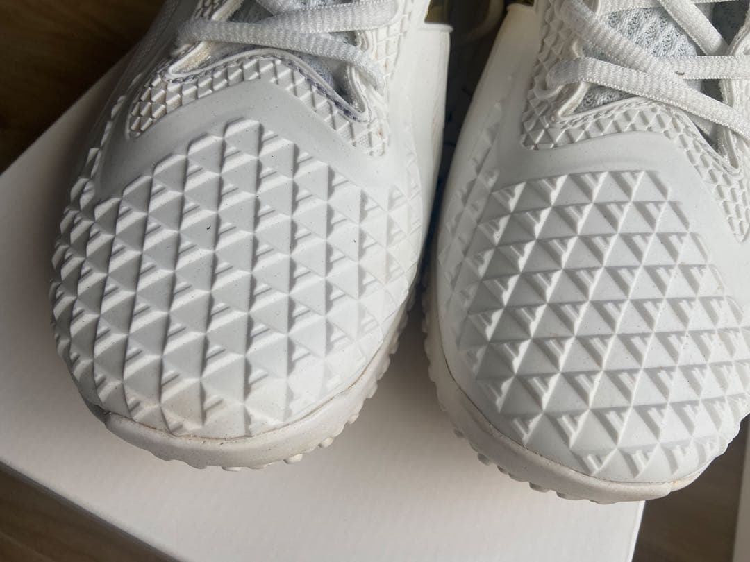 リーチ New Balance トレーニングシューズ ホワイト/ゴールド