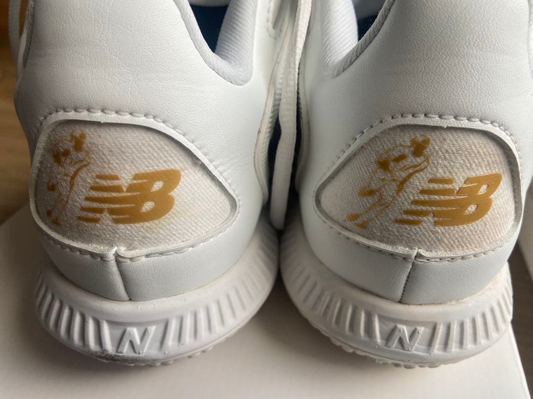 リーチ New Balance トレーニングシューズ ホワイト/ゴールド