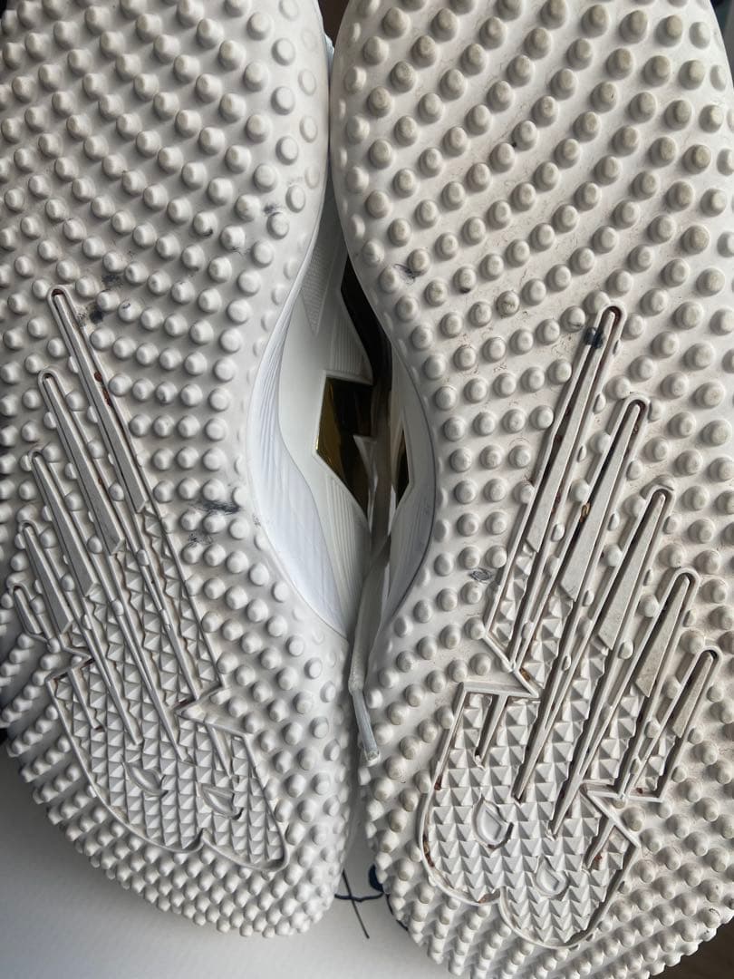 リーチ New Balance トレーニングシューズ ホワイト/ゴールド