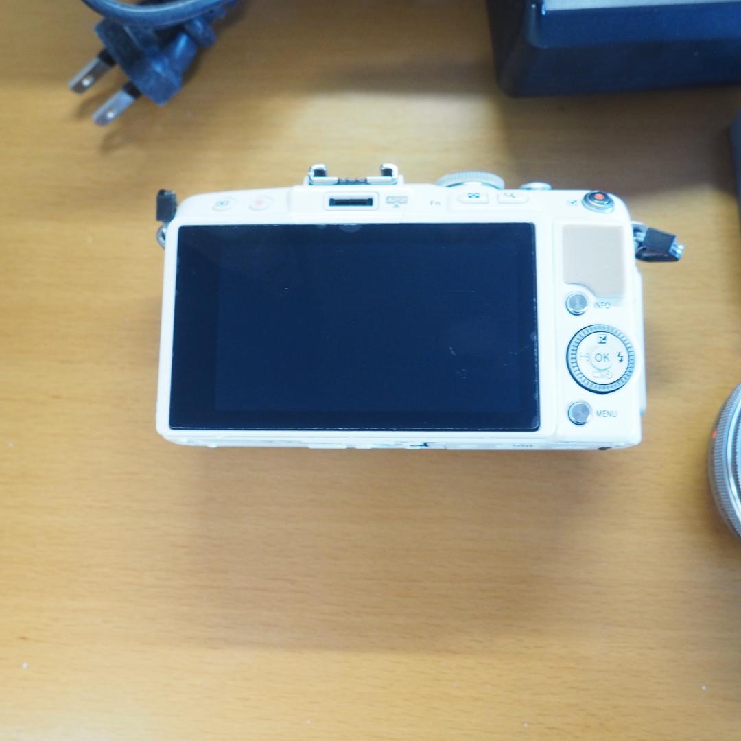 OLYMPUS E-PL5 ミラーレス一眼 ホワイト　レンズ付き　ジャンク扱い