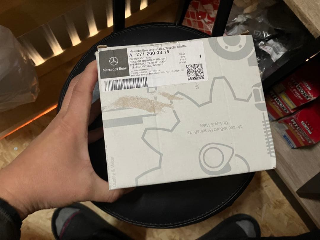 ベンツ純正部品　新品　送料込　サーモハウジング　w204、207,212,172