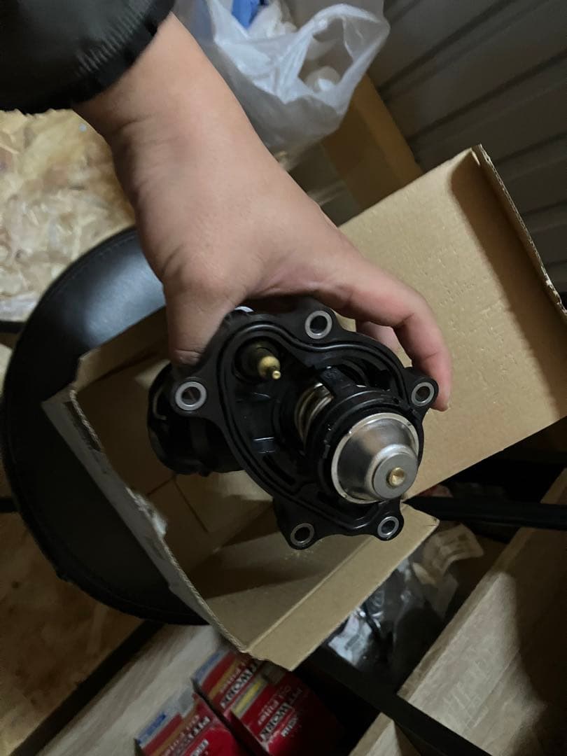 ベンツ純正部品　新品　送料込　サーモハウジング　w204、207,212,172