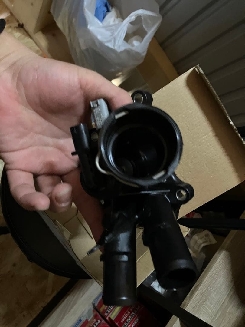 ベンツ純正部品　新品　送料込　サーモハウジング　w204、207,212,172