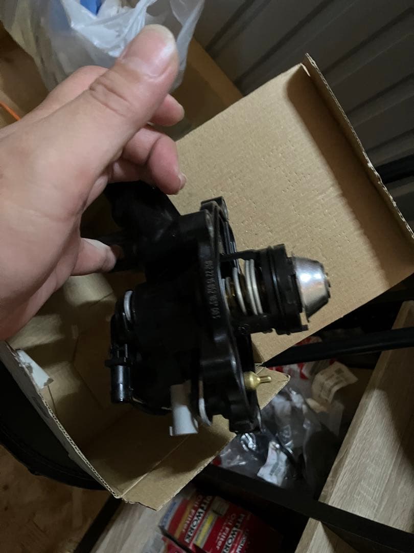 ベンツ純正部品　新品　送料込　サーモハウジング　w204、207,212,172