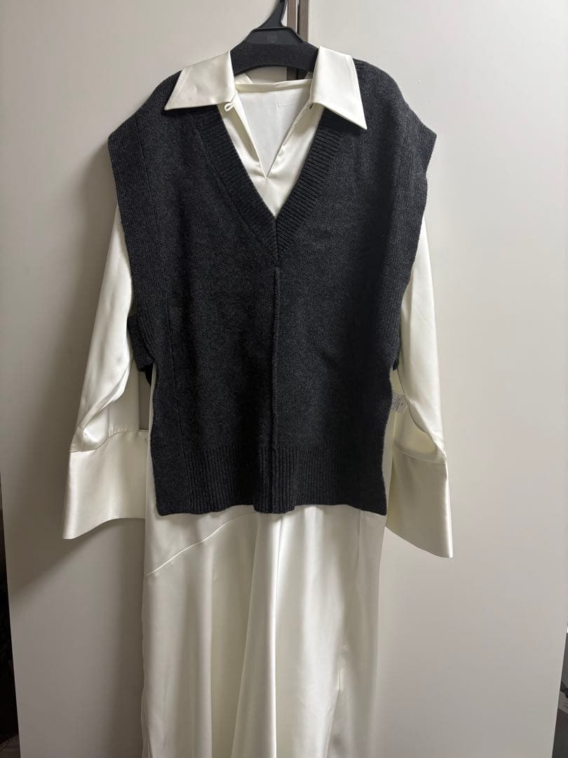 ワンピース KNIT VEST SET SATIN DRESS