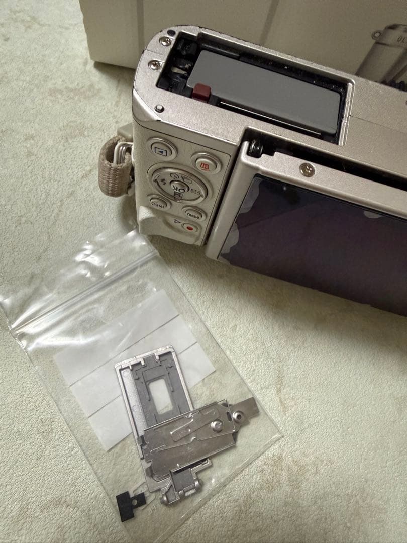 【ジャンク品】OLYMPUS PEN E-PL10 シルバー 本体ストラップ付き