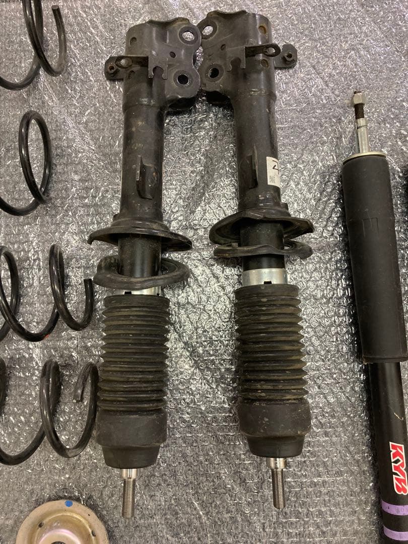 サスペンション KYB