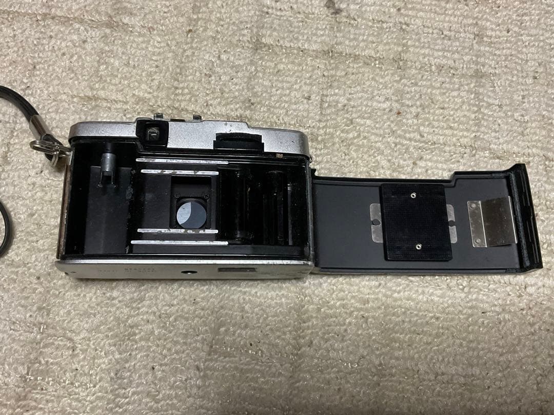 オリンパス-PEN。EE-2。【塗装剥がれ有り、汚れあり、作動不確認】。