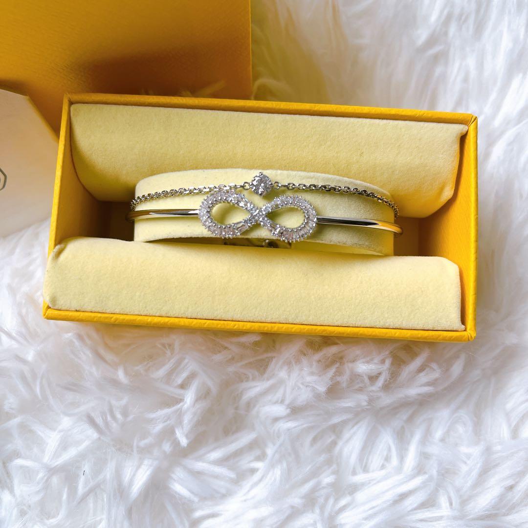 [かな]SWAROVSKI Hyperbola バングル　インフィニティ