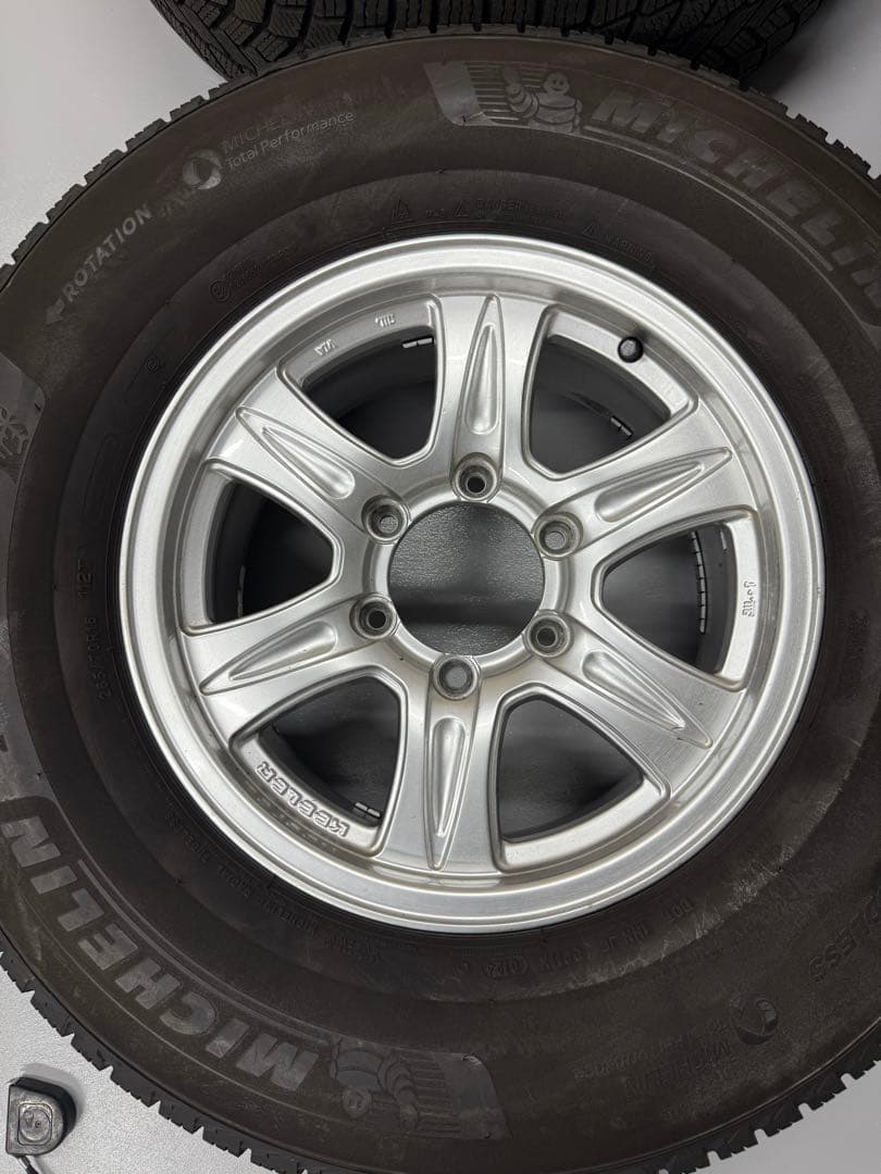 265/70R16 スタッドレスタイヤ　PCD139.7/6H.26