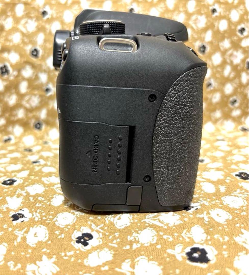 Canon EOS Kiss X8i (W)﻿ダブルレンズセット 一眼レフカメラ