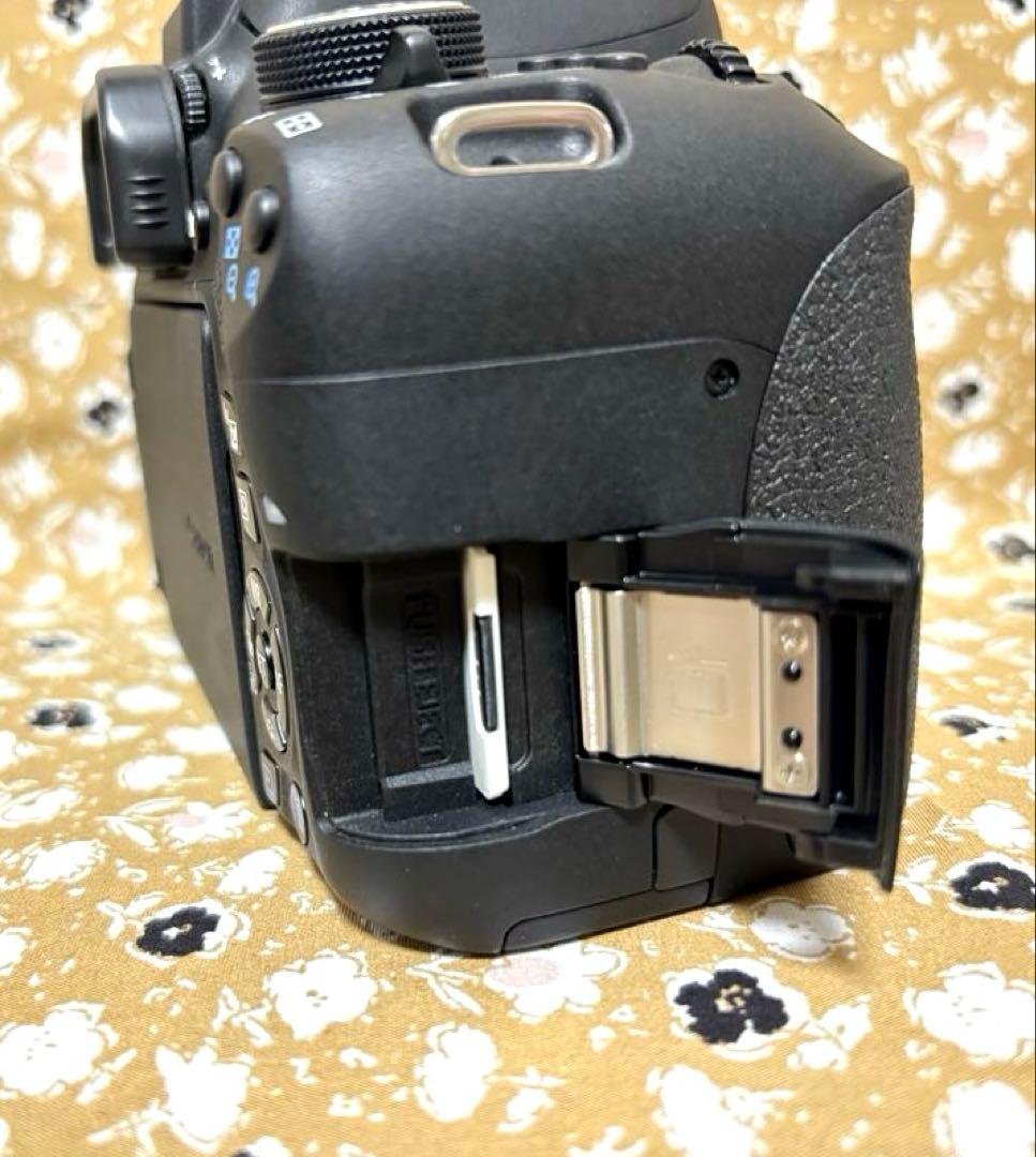 Canon EOS Kiss X8i (W)﻿ダブルレンズセット 一眼レフカメラ