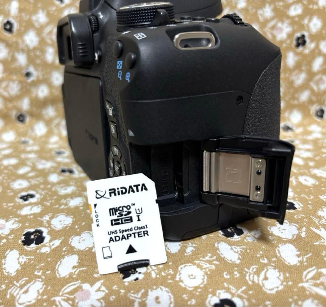 Canon EOS Kiss X8i (W)﻿ダブルレンズセット 一眼レフカメラ