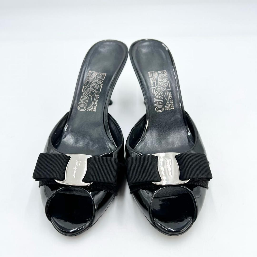 フェラガモ ミュール サンダル 黒エナメル リボン 6 1/2C 美品 23.5